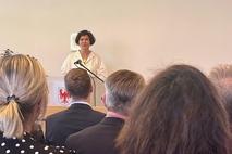 Eine Frau am Rednerpult