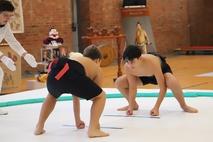 Vor dem Start gehen die Sumokämpfer in die Hocke.