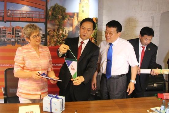 Die Oberbürgermeisterin Brandenburgs überreicht ebenfalls ein Gastgeschenk an die chinesische Delegation