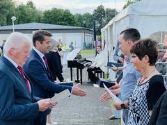 Steffen Scheller und Walter Paaschen reichen die Hände und übergeben Ehrenamtsurkunden