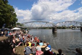 Die alte Plauer Brücke ist auch beim Fischerjakobi ein Blickfang.