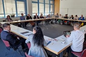 Oberbürgermeister Steffen Scheller hatte am Schulleiterstammtisch die Bildungs-Beigeordnete Alexandra Adel und Schulamts-Leiter Tony Eisbrenner dabei.
