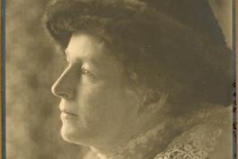 Das einzige bekannte Foto zeigt Gertrud Körner nachdenklich schauend in den frühen 1920er Jahren