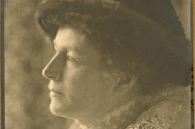 Das einzige bekannte Foto zeigt Gertrud Körner nachdenklich schauend in den frühen 1920er Jahren