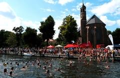 Start und Ziel des Brückenschwimmens am Samstag ist das Salzhofufer auf Höhe der St. Johanniskirche