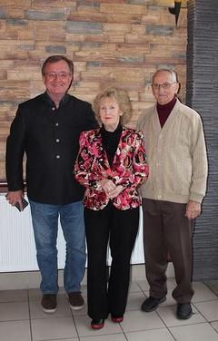 Drei ältere Personen vor einer Wand. Es handelt sich um den neuen Vorstand des Seniorenbeirats