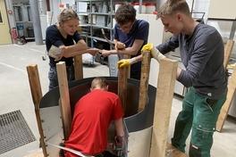 Studenten fertigen die Schalung für ihr Beton-Boot.
