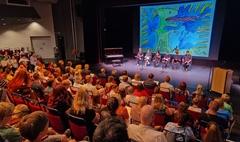 Blick über die Zuschauerreihen gen Bühne.