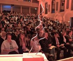 Volles Theater-Haus zur Märchen-Matinee im Rahmen des Märchenwettbewerb. Im Vordergrund: eine Undine-Statuette.