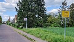 Ortseingang mit Blick zur Kirche.