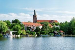Blick vom Wasser aus auf die Dominsel