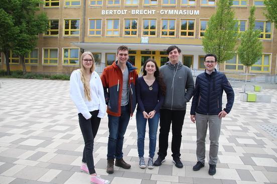 Schülerinnen und Schüler des Bertolt-Brecht-Gymnasiums mit ihrem Lehrer (r.) vor der Abfahrt nach Kaiserslautern
