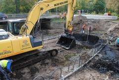 Archäologische Begleitung bei der Querung der Plane für eine große Leitungstrasse. Freigelegt ist die aus der Neuzeit stammende Kantensicherung der Plane.Bildautor: Stefan Dalitz
