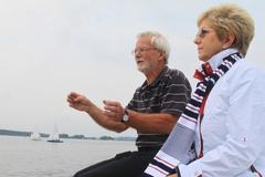 Hartmut Fenger (Eisenbahner-Segel-Verein Kirchmöser 1928 e.V.) erklärt die Wettkampfregeln der Oberbürgermeisterin