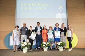 Bild von der Auszeichnungsveranstaltung Berufswahl-SIEGEL 2025 mit den ausgezeichneten Schulen aus der WRWB