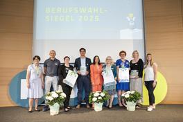 Bild von der Auszeichnungsveranstaltung Berufswahl-SIEGEL 2025 mit den ausgezeichneten Schulen aus der WRWB