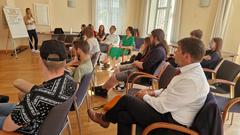 Oberbürgermeister Steffen Scheller inmitten der Jugendlichen.