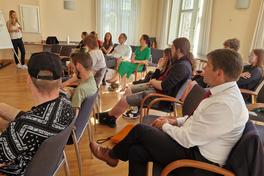 Oberbürgermeister Steffen Scheller inmitten der Jugendlichen.