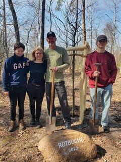 Familie Heymann aus Brandenburg an der Havel pflanzte Baum des Jahres 2022, die Rotbuche, und übernimmt die Baumpatenschaft