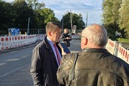 Oberbürgermeister Steffen Scheller stellte sich vor Ort den Fragen von Journalisten.