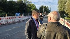 Oberbürgermeister Steffen Scheller stellte sich vor Ort den Fragen von Journalisten.