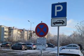 aufgestelltes rundes Schild zum Halteverbot in der Bauhofstraße