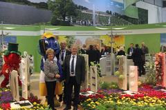 Oberügermeisterin Dr. Dietlind Tiemann am Gemeinschaftsstand mit Michael Kenzler, Matthias Nitsche vom Regattateam Brandenburg und "Beetzi"