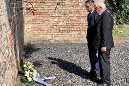 Bürgermeister Michael Müller und SVV-Vorsitzender Walter Paaschen beim Gedenken.