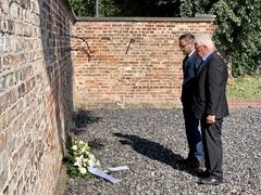 Bürgermeister Michael Müller und SVV-Vorsitzender Walter Paaschen beim Gedenken.