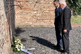 Bürgermeister Michael Müller und SVV-Vorsitzender Walter Paaschen beim Gedenken.