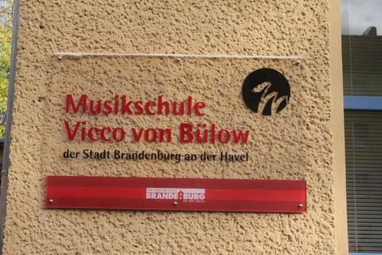 Feierliche Enthüllung des Namensschildes an der Musikschule „Vicco von Bülow“