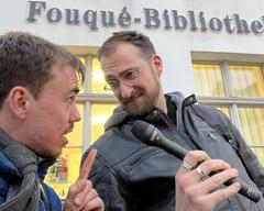 Nicolai Raab und Nils Behrendt vor der Fouqué – Bibliothek