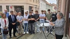 Marna Schwarz-Carroll dankte für "dieses ehrenvolle Denkmal für unsere Familie."