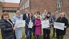 Mit einem gemeinsamen Foto hielten Beigeordnete Alexandra Adel, Vertreter der Havelschule die frohe Botschaft der Förderzusage fest.