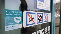 Marienbad mit "Assistenzhund Willkommen"-Schild.