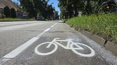 Auf der Umleitungsstrecke wurde zu Wochenbeginn der Fahrradschutzstreifen aufgebracht.