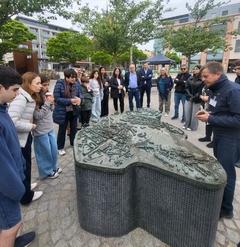 Marga Goren Gothelfs Familie beim Stadtrundgang mit Stadtführer Dr. Christian Heise.