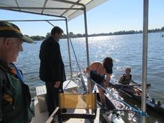 Südafrikanische Sportlerinnen legen kurz am Katamaran an und sprechen mit dem Diplomaten aus ihrem Heimatland.