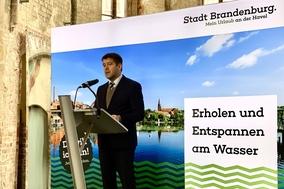 Oberbürgermeister Steffen Scheller begrüßt die Gäste.