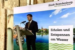 Oberbürgermeister Steffen Scheller begrüßt die Gäste.