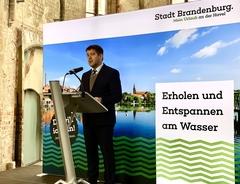 Oberbürgermeister Steffen Scheller begrüßt die Gäste.