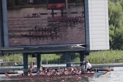 Endspurt eines deutschen Teams vor der Anzeigentafel.