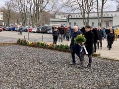 Oberbürgermeister Steffen Scheller und SVV-Vorsitzender Walter Paaschen legen einen Kranz nieder.