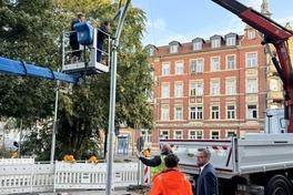 Bürgermeister Müller begutachtet den Stand der Arbeiten an der Wilhelmsforfer Kreuzung.