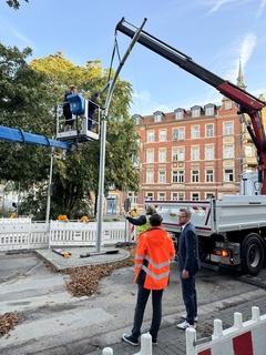 Bürgermeister Müller begutachtet den Stand der Arbeiten an der Wilhelmsforfer Kreuzung.