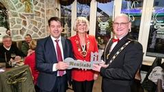 Oberbürgermeister Steffen Scheller mit KCH-Präsidentin Elke Dammann und Prinz Michael (ohne die erkrankte Prinzessin) bei der Schlüsselübergabe.