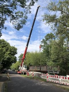 Montage der neuen Brücke