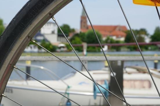 Mit dem Fahrrad durch die Stadt Brandenburg an der Havel: macht Spaß, ist gesund und gut für das Klima