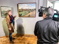 Thomas Bartels erklärt ein Gemälde