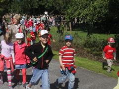 Die zukünftigen Nutzer nehmen "ihren" neuen Spielgarten in Besitz ...